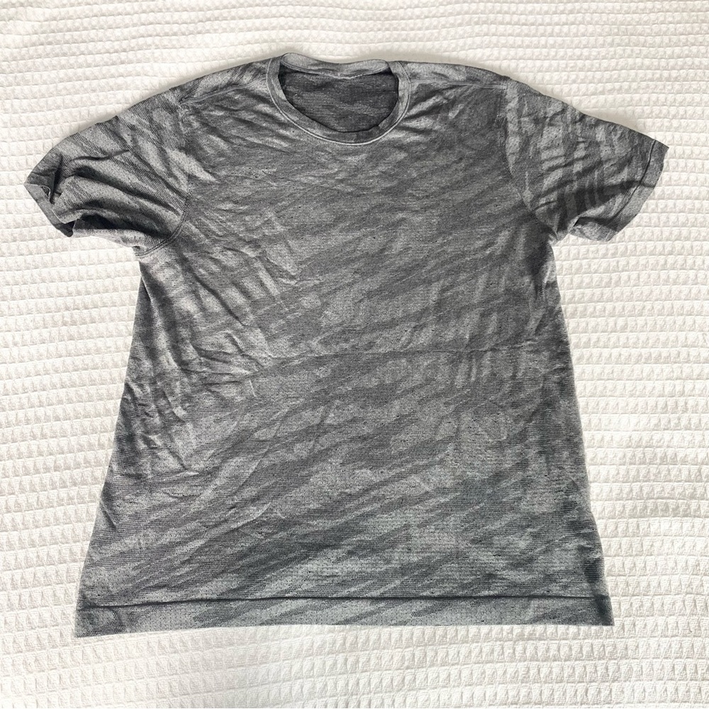Lululemon men’s grey camo short sleeve tee size large
